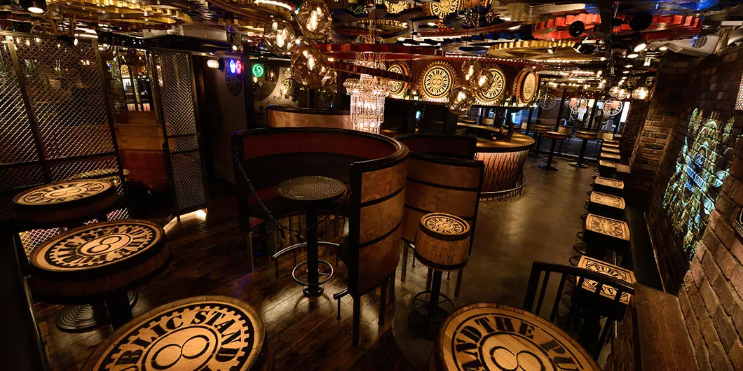 パブリックスタンド銀座コリドー店 お酒もスポーツも無制限に遊べるバー